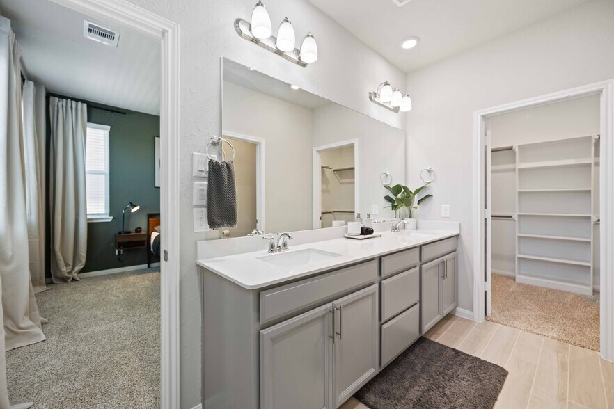 Full Bath #1 - 16106 Oregon Oak Dr