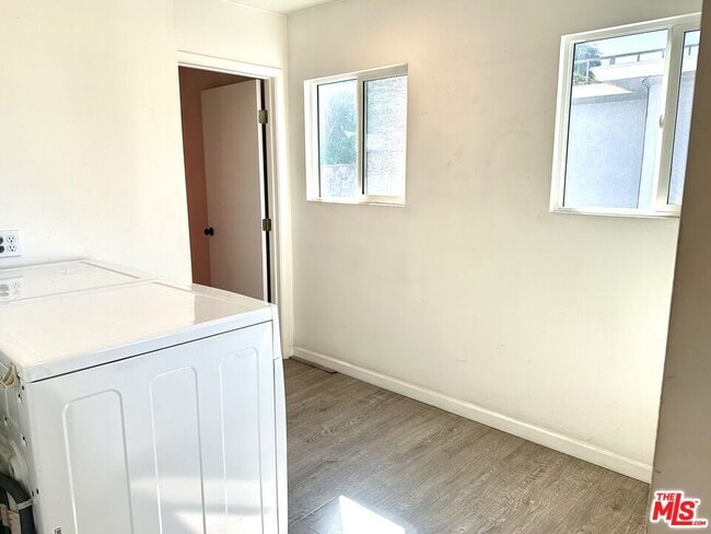 Building Photo - 410 Pershing Dr
