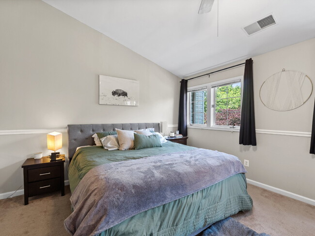 Building Photo - Elegant Colonial Townhome Living in Histor...