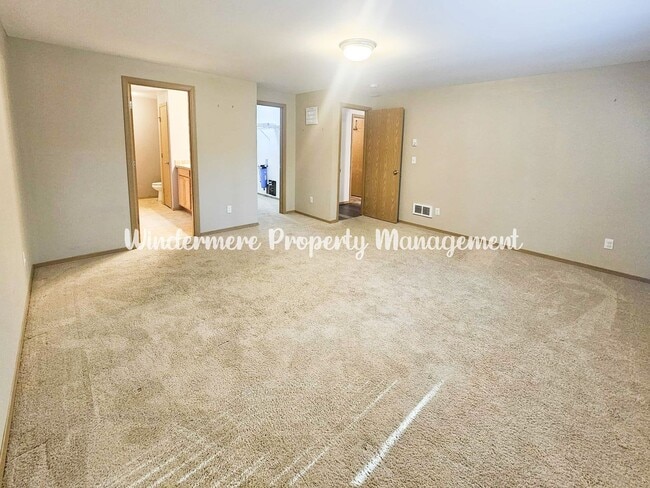 Building Photo - Immaculate rambler on large lot in Olalla