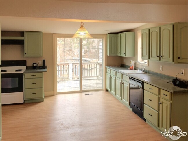 Building Photo - 13 Hemlock Rd