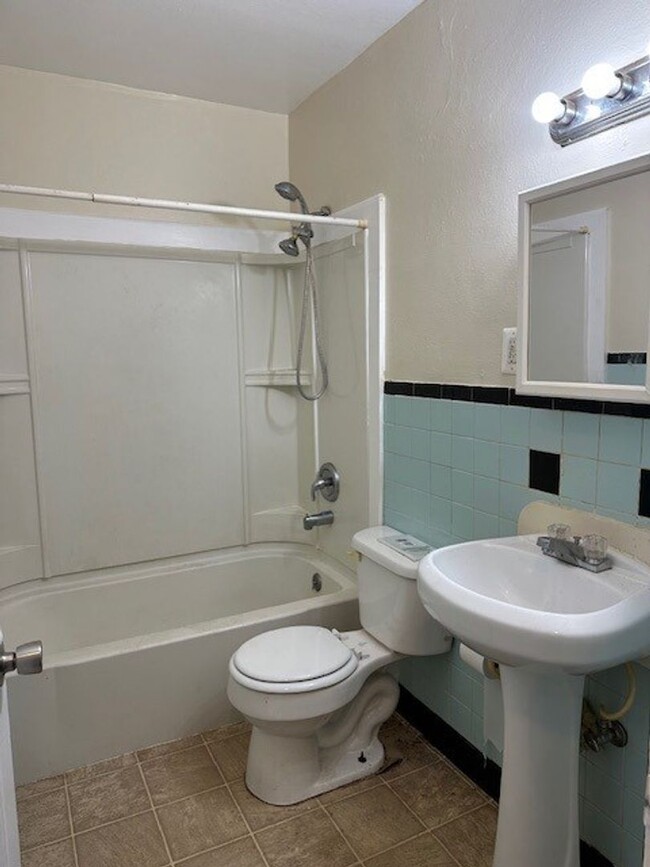 Building Photo - 2nd Flr 2 Bed 1 Bath Apt w/ Hardwood And T...