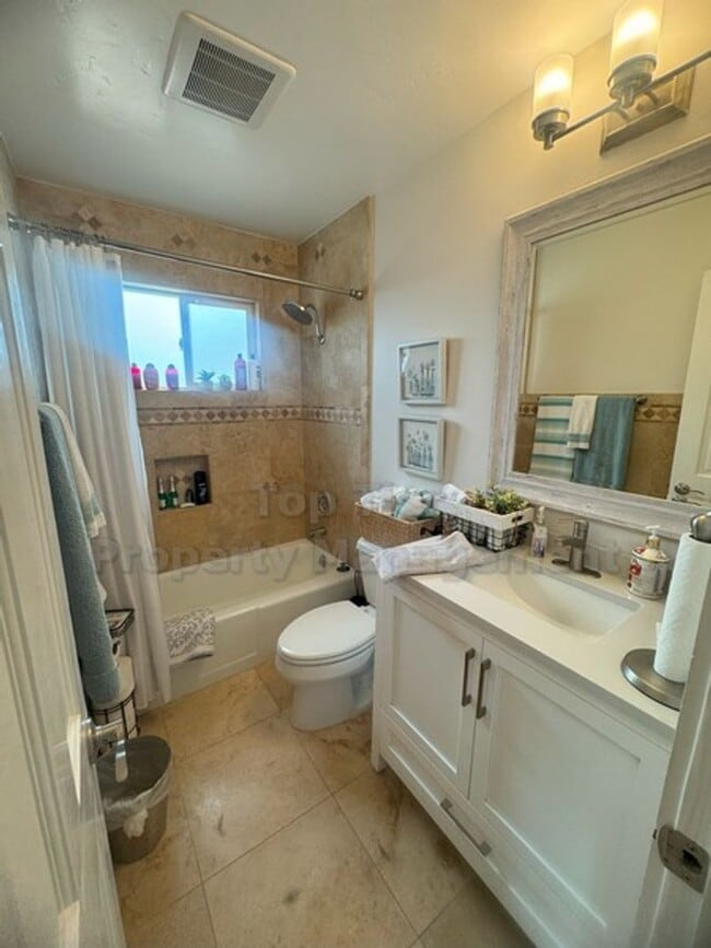Building Photo - Beautiful Vista Home 3 bed / 3 bath / 1957...