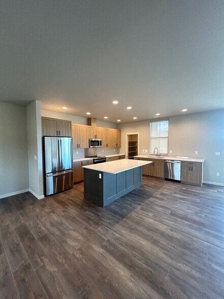 Building Photo - 1370 SW Obsidian Ave