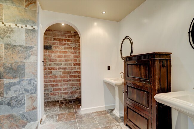 Building Photo - 915 N San Jacinto St