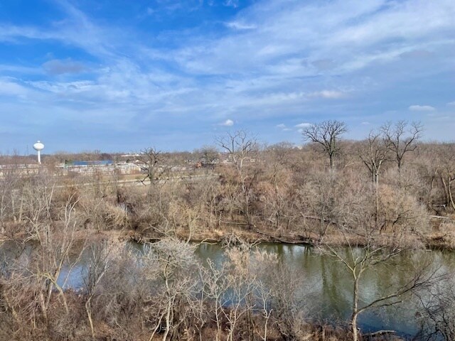 Building Photo - 960 S River Rd