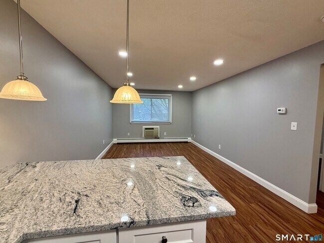 Building Photo - 1168 Main St