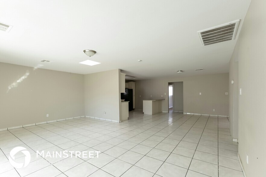 Building Photo - 2932 N 46th Ave