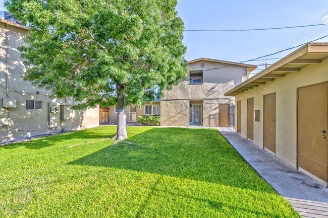 Building Photo - 3821 Daisy St