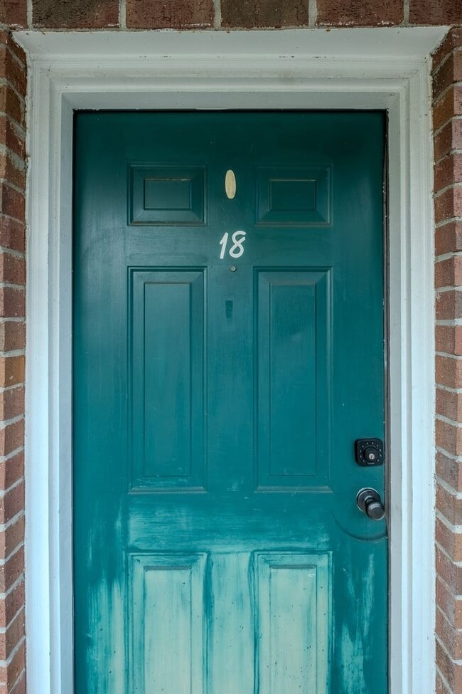 Building Photo - Fully Furnished 2 Bedroom, 2.5 Bath Townhome Near UGA – Move-In Ready!