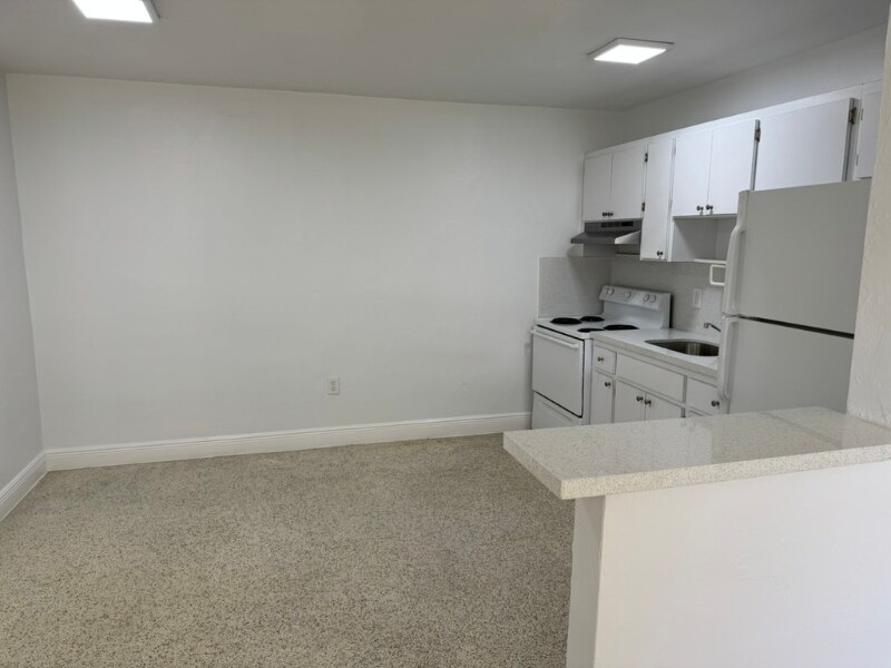 Building Photo - 935 SW 71st Ave