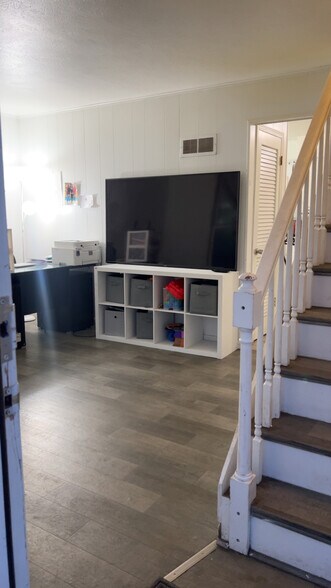 Building Photo - 803 Zollinger Rd