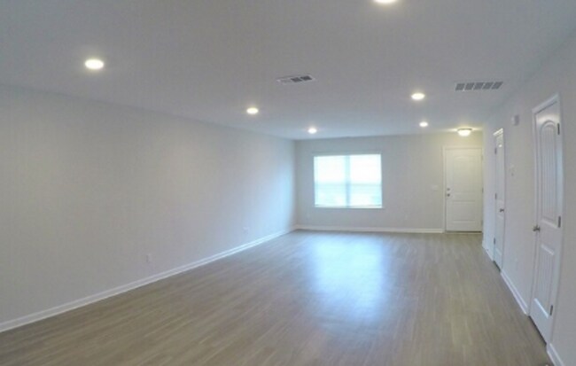 Building Photo - 31 SAW