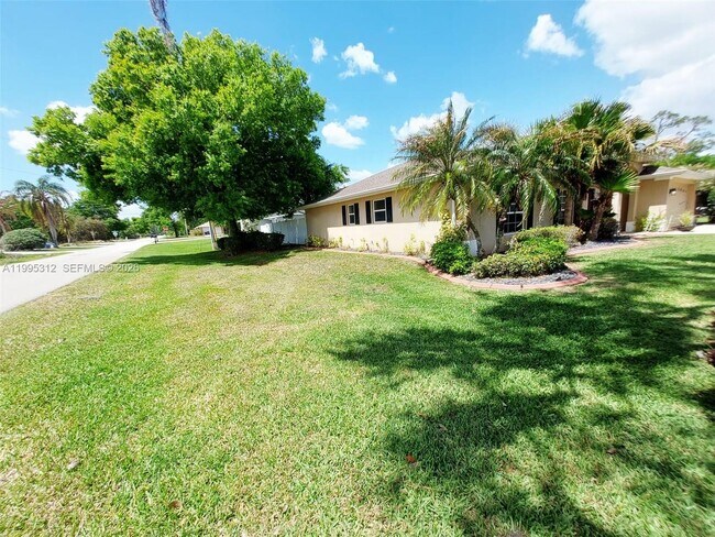 Building Photo - 4031 Santa Barbara Dr