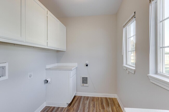 Building Photo - Dewey Duplex