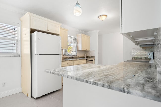 Building Photo - 2173 W Vina Del Mar Blvd