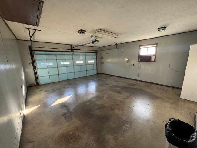 Building Photo - Spacious three bedroom, two bathroom with ...