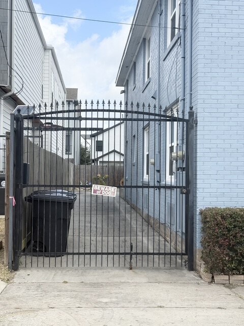 Building Photo - 2116 Live Oak St