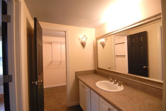 Building Photo - Mid-century style 3 bedroom 2 bath brick r...