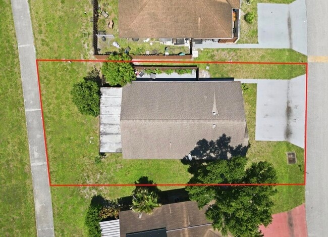 Building Photo - 5330 Mendoza St