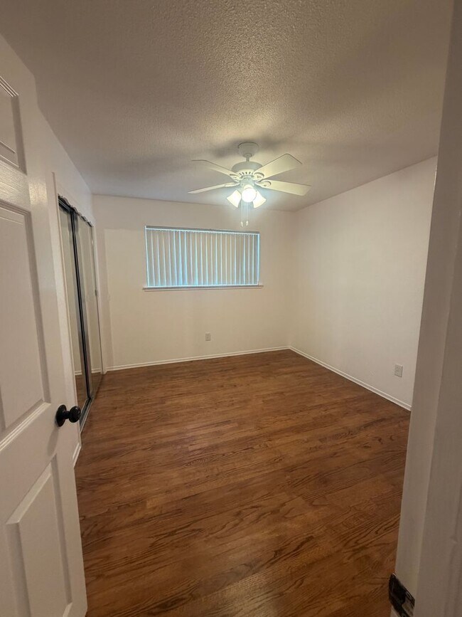 Building Photo - 3 bedroom 2 bathroom in North Hanford