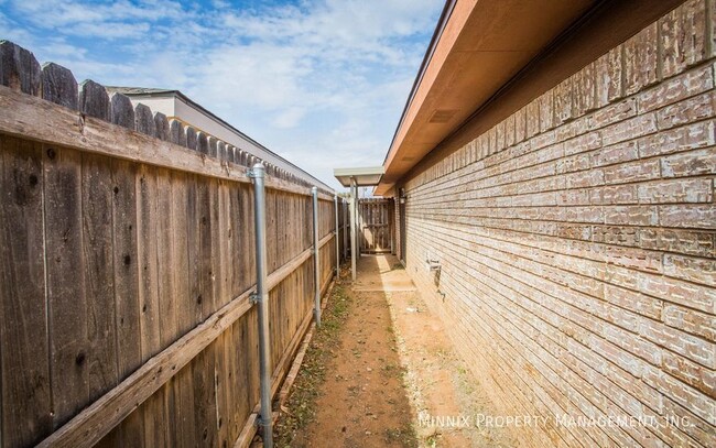 Building Photo - 4701 Country Club Dr