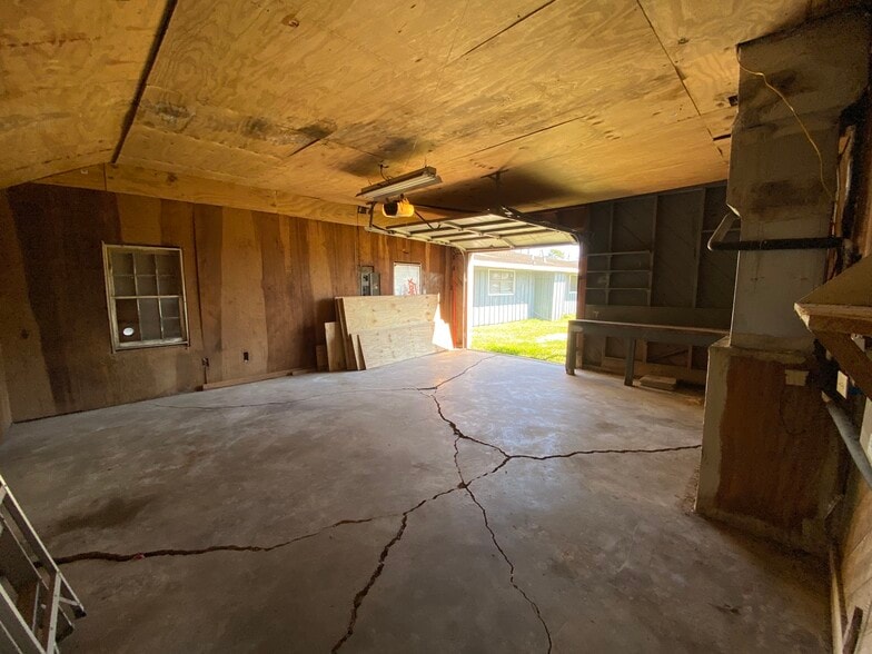 Large Garage. - 816 1st St