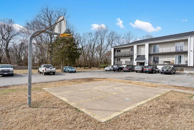 Building Photo - 865 S Douglas Ave