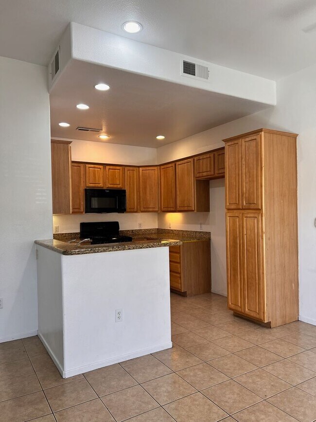 Building Photo - Luxurious 3 bedroom, 2.5 bath townhome, AC...