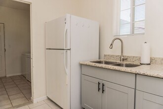 Building Photo - Cozy House