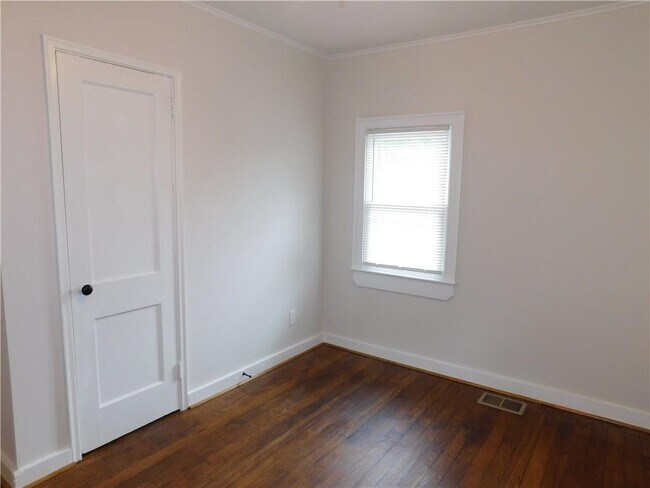 Building Photo - 219 Parkview Dr SE