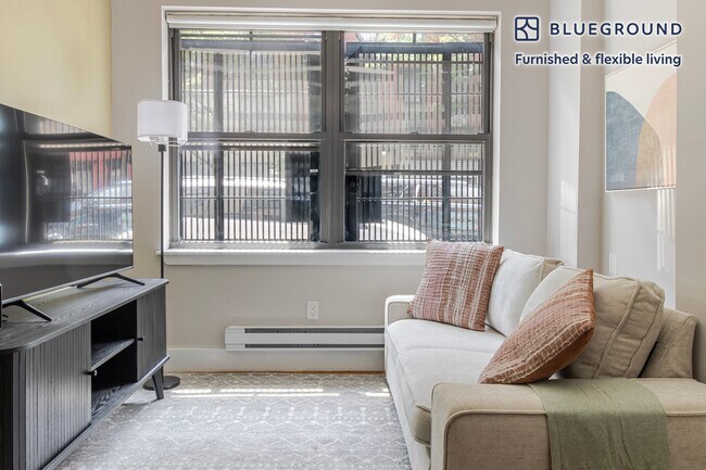 Building Photo - 515 W 47th St