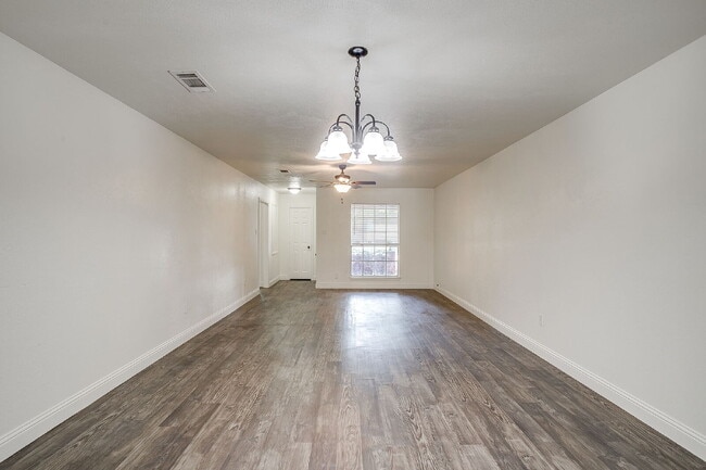 Building Photo - Spacious, Recently Updated Duplex!