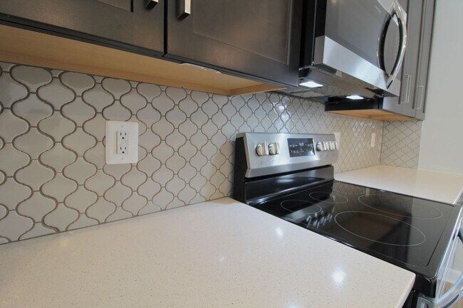 Building Photo - 3 bedroom town home with a finished basement and garage located in popular Preston Lakes