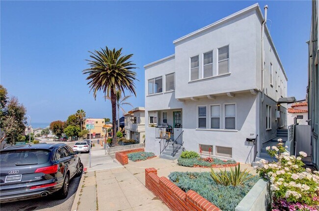 Building Photo - 223 24th St