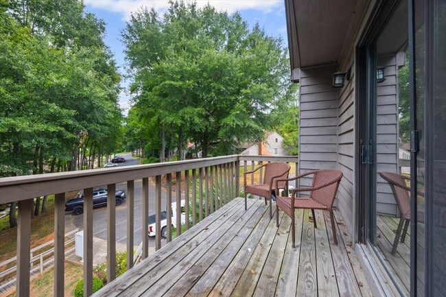 Building Photo - This beautifully maintained 2-bedroom, 2-bath 3rd Floor unit in Lake Wylie Woods is a Gem!