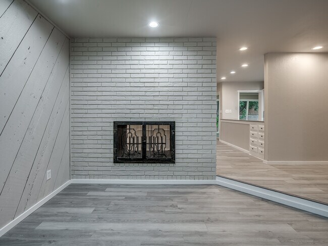 Building Photo - 12136 Thorn Ridge Rd