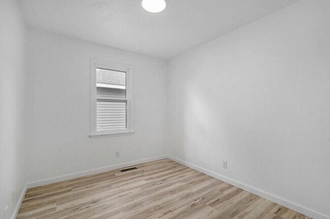 Building Photo - 2956 W Lynn St