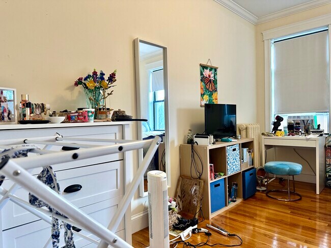 Building Photo - 27 Glenville Ave