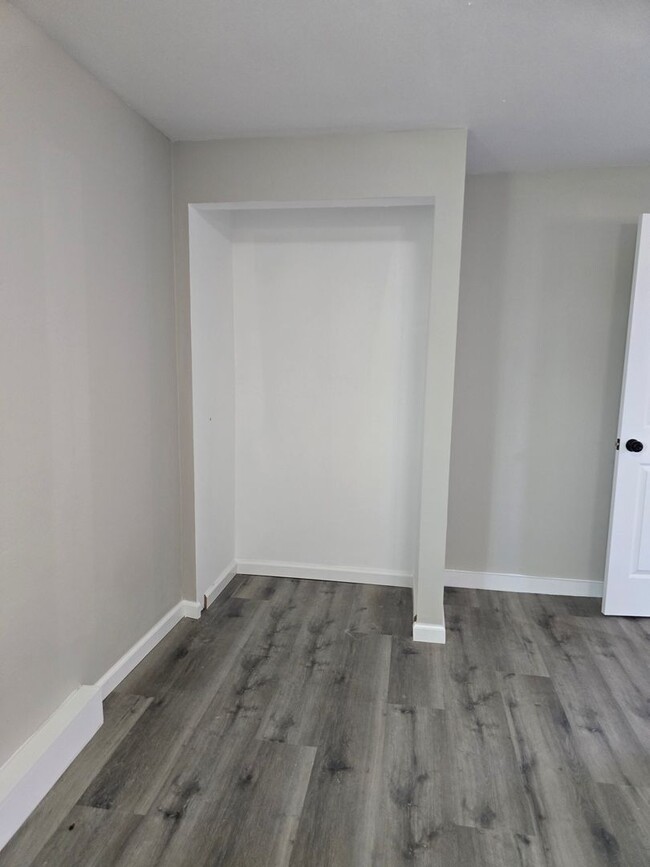 Building Photo - Spacious 4- Bedroom Remodeled Home in Palm...