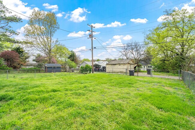 Building Photo - 206 E Springdale Ave