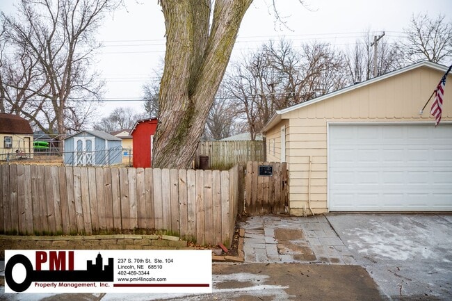 Building Photo - 3 Bedroom and 1.5 bathroom House for rent