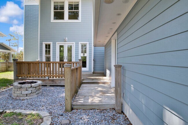 Building Photo - Sprawling Pensacola home close to NAS Pens...