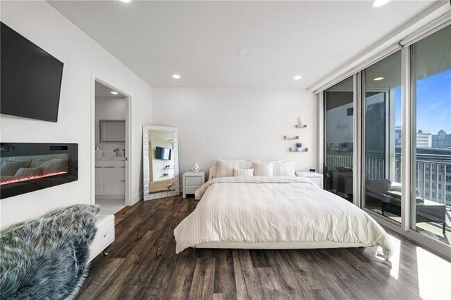 Building Photo - 3338 Peachtree Rd NE