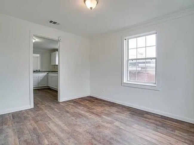 Building Photo - 807 E 7th Ct