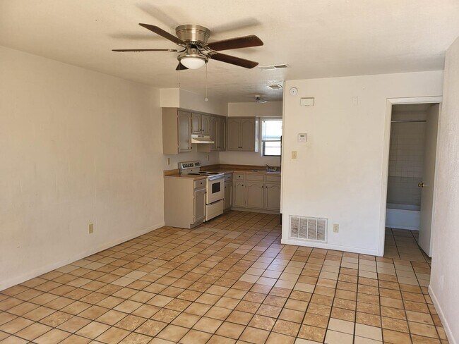 Building Photo - 2704 E Kearney St