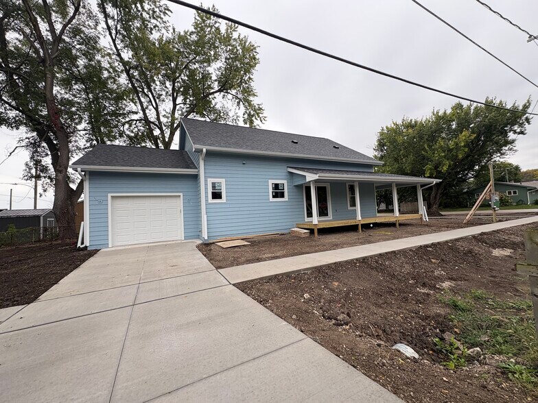 Building Photo - 405 Main St