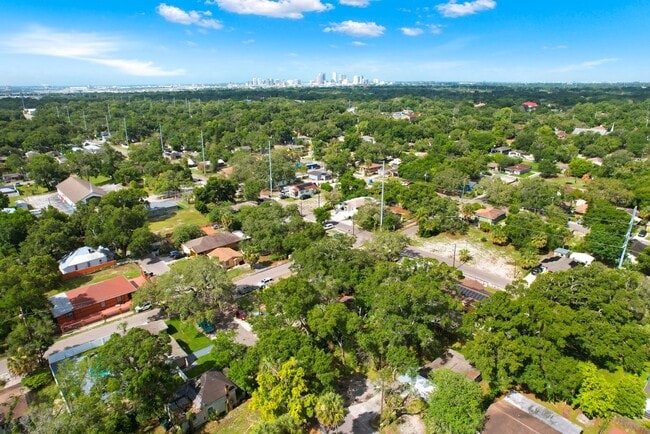 Building Photo - Spacious 4bdrm/1bath House ** $1,995.00 **...