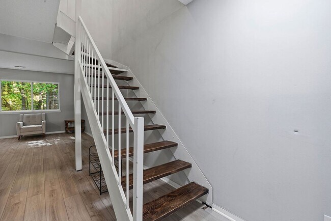 Building Photo - MINUTES to UNC!! 2 Bed 2.5 Bath Townhome - FURNISHED!  $500 Move in Incentive!