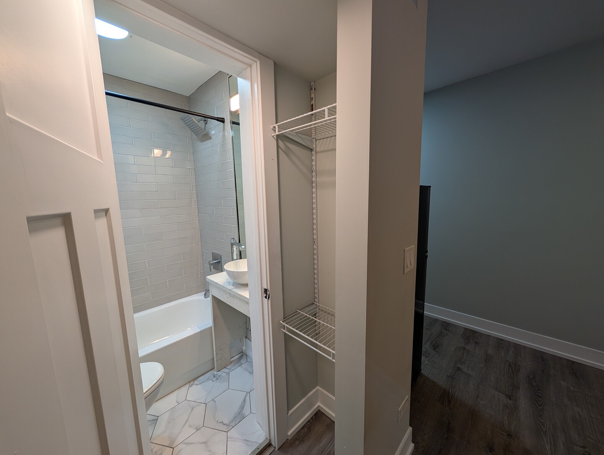 Building Photo - 515 W Belmont Ave